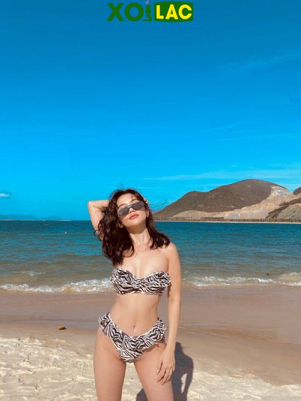 Cô em bikini thả dáng bên bờ biển