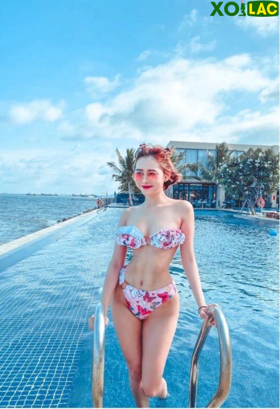 Việt Phương Thoa khoe trọn thân hình với bộ bikini sặc sỡ